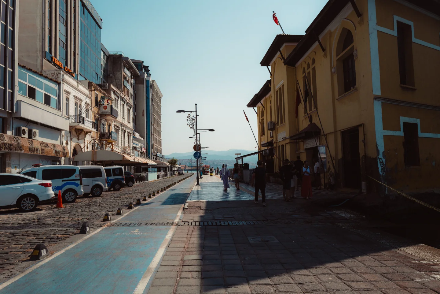 İzmir bicycle lane leading toward the sea.